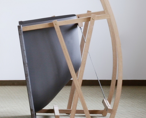 Schaukelstuhl mit Drahtkonstruktion